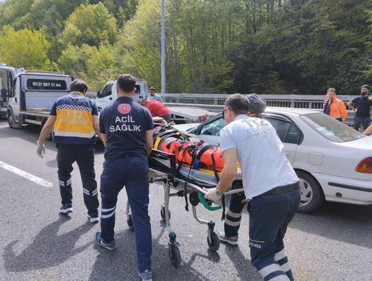 Otoyolda otomobil çekiciye çarptı: 3 yaralı