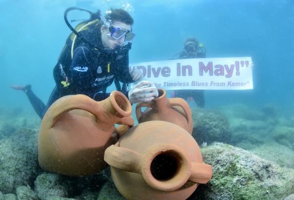 Su altına dalıp, taşa yazdıkları Hıdırellez dileklerini yapay amforalara bıraktılar