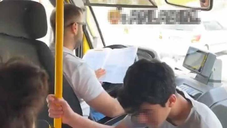 Minibüs şoförü, direksiyonda kitap okurken görüntülendi