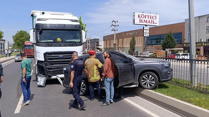 TIR'ın çarptığı cipin sürücüsü yaralandı