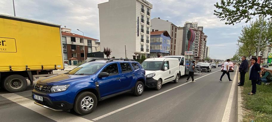 Çorlu'da zincirleme kaza; 2 yaralı