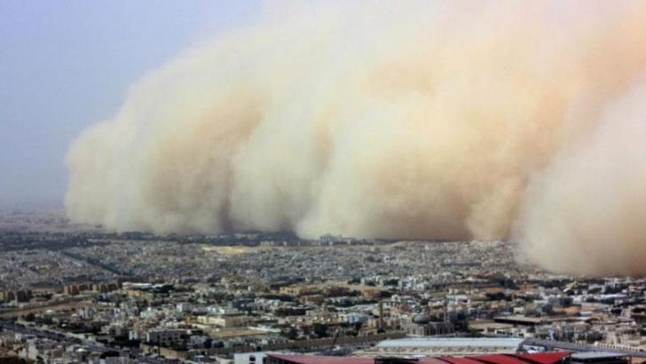 İran'da kum fırtınası nedeniyle eğitime ara verildi