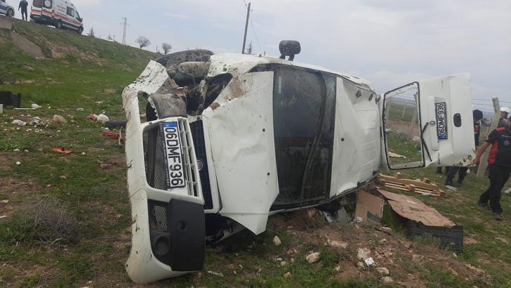 Nevşehir'de hafif ticari araç şarampole devrildi: 3 yaralı