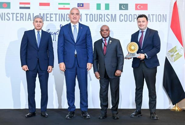 Antalya'nın 'Turizm Şehri' ödülü, Kahire'de verildi