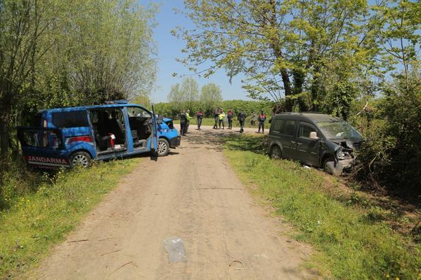 Jandarma aracına çarpan hafif ticari aracın sürücüsü öldü