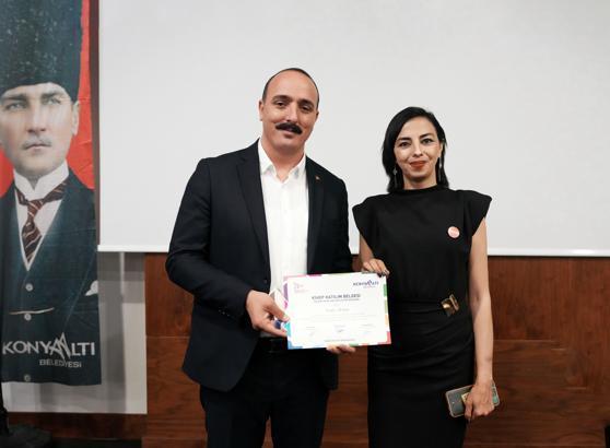 Kadınlar, sertifikalarını Başkan Kotan'dan aldı