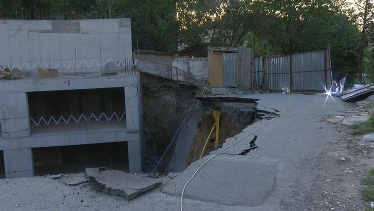 İstanbul - Gaziosmanpaşa'da inşaat kazısı sırasında yol çöktü - 1