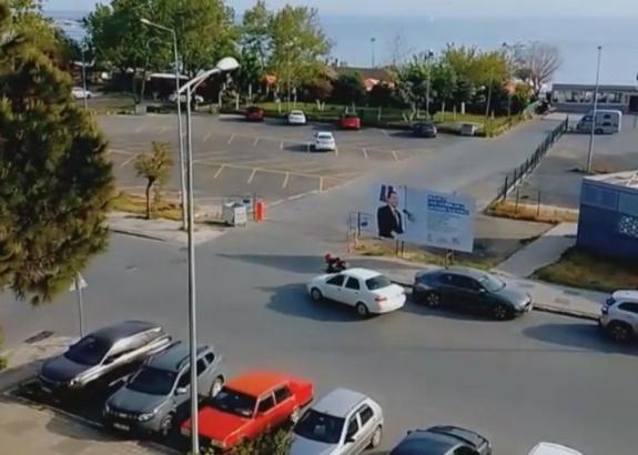 İstanbul - Silivri'de otomobil ile motosikletin çarpıştığı kaza kamerada