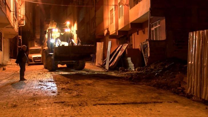 İstanbul - Bağcılar’da toprak kayması sebebiyle yana doğru eğilen bina boşaltıldı
