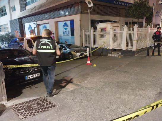 İstanbul - Beşiktaş’ta park yerinden çıkan otomobile silahlı saldırı