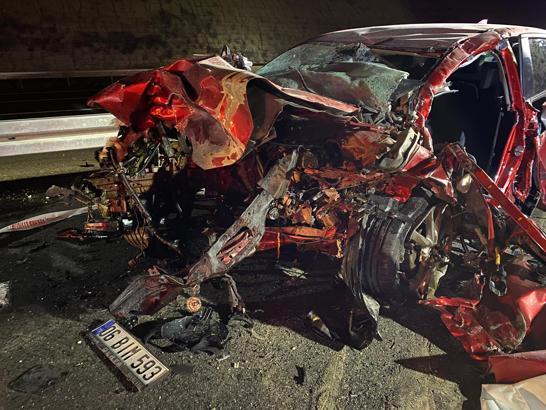 Ankara-Niğde otoyolunda iki otomobil kafa kafaya çarpıştı: 4 ölü, 1 yaralı