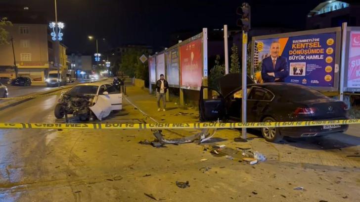 Sultanbeyli'de iki otomobil çarpıştı: 1'i ağır 3 yaralı