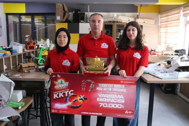 Türkiye’den aldığı bayrağı Kıbrıs’ta göndere çeken robot projesiyle TEKNOFEST’te birinci oldular