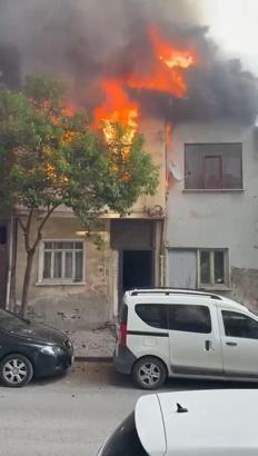 Bitişik 3 ev yandı; 2 itfaiye eri yaralandı