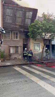 Bitişik 3 ev yandı; 2 itfaiye eri yaralandı (2)