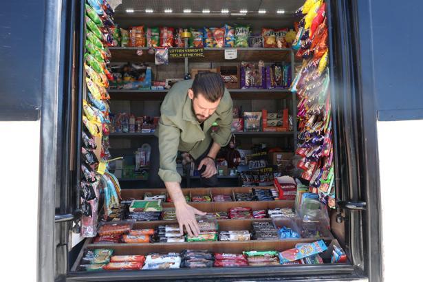 Seyyar markete çevirdiği midibisüyle günde 120 kilometre yol yapıyor