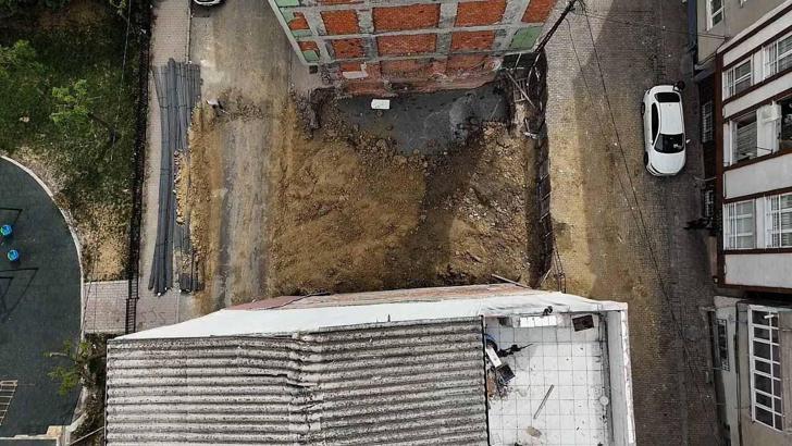 İstanbul - Bağcılar’da toprak kayması nedeniyle tahliye edilen bina havadan görüntülendi