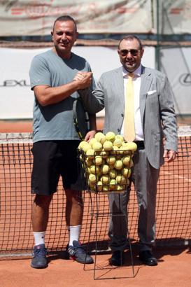 Küçük Kulüp'te teniste Azkara görevde