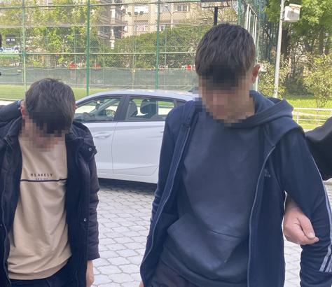 Husumetlilerin evine tüfekle ateş açtılar