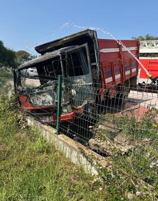 Park halindeki kamyonet yandı