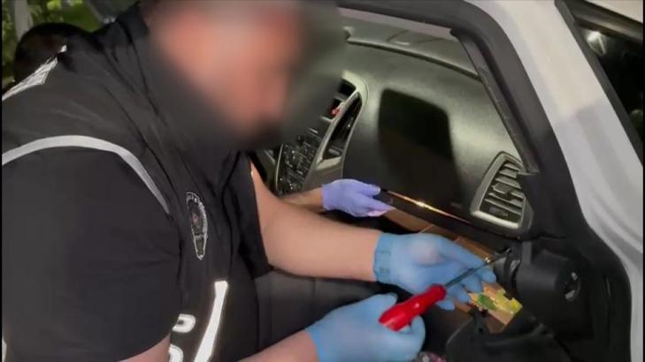 Hafif ticari araçta zulalanmış 20 kaçak cep telefonu ele geçirildi