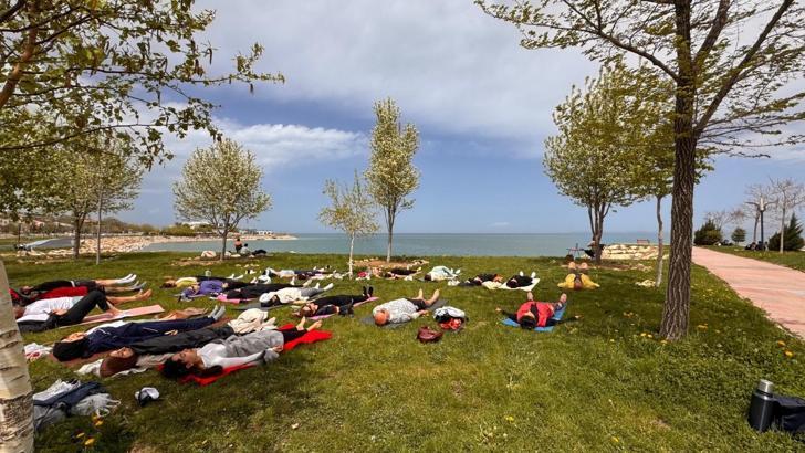 Van'da kadın ve erkekler,Van Gölü sahilinde yoga yaptı