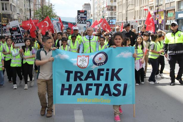 Sivas'ta öğrenciler yürüyüşle trafik kurallarına dikkat çekti