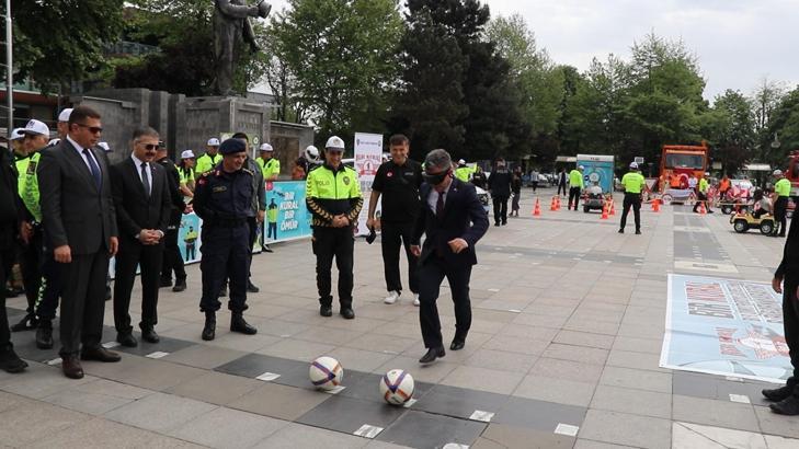 Promil gözlüğü ile futbol topuna vurmaya çalıştılar