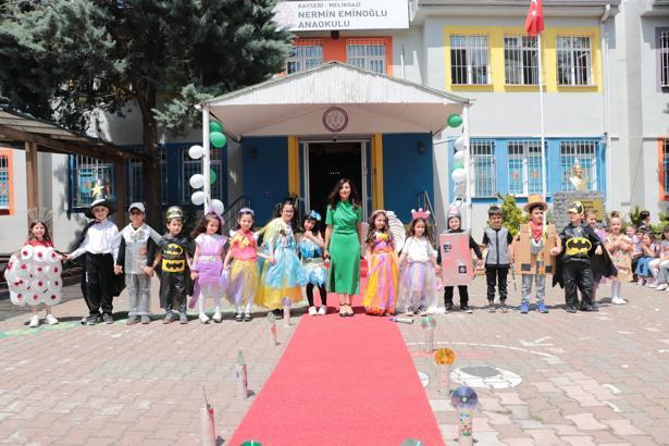 Minikler atıklardan kıyafet hazırlayıp, defile yaptı