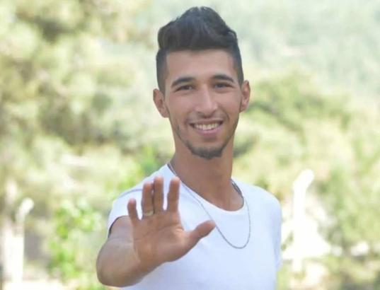 Otomobil elektrik direğine çarptı: 2 ölü,1 yaralı