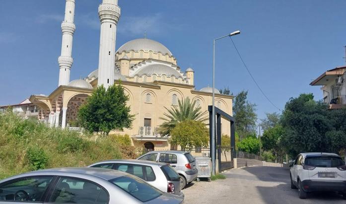 Cami önüne park ettiği aracı çalındı, polis takiple buldu