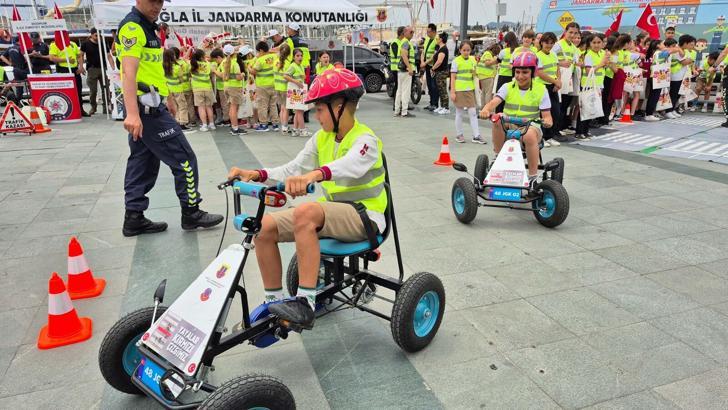 Bodrum'da trafik haftasında öğrencilere polis ve jandarmadan uygulamalı eğitim