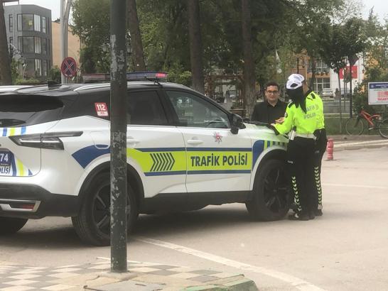 Yenişehir’de sürücülere trafik güvenliği ile ilgili broşür dağıtıldı