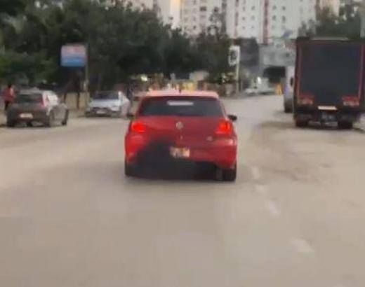 Polis ekipleri abart egzoz kullanan aracı trafikten men etti
