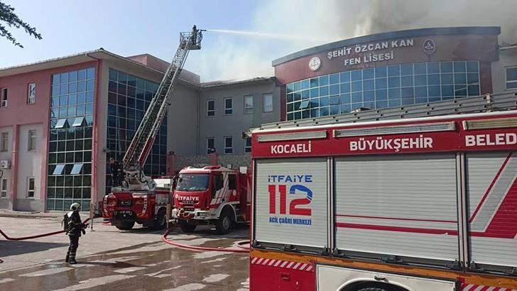 Kocaeli’de, tadilat sırasında okulun çatısında çıkan yangın söndürüldü