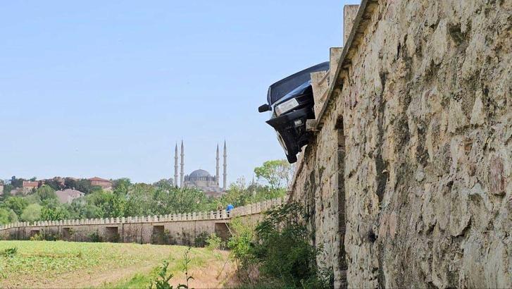 Tarihi köprünün bariyerine çarpan otomobil asılı kaldı