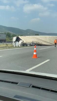 Otoyolda devrilen TIR'ın şoförü yaralandı
