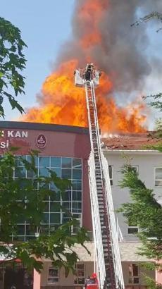 Kocaeli’de, tadilat sırasında okulun çatısında çıkan yangın söndürüldü