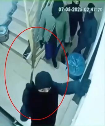 Kar maskeli 4 şüpheli, husumetlilerinin kapısını parçalayıp kaçtı; o anlar kamerada