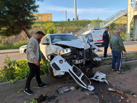 Otomobil aydınlatma direği ve ağaçlara çarptı: 2 yaralı