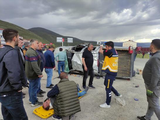 Bingöl'de otomobil ile kamyonet çarpıştı; 7 yaralı