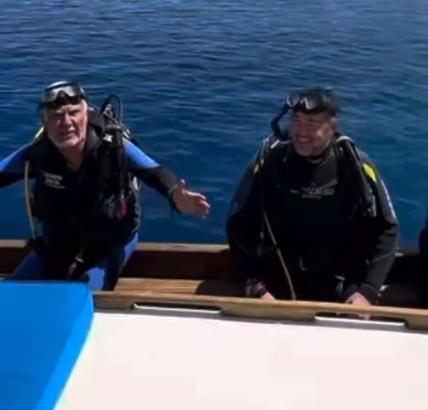 Son sünger avcısı ‘Aksona Mehmet’, denize ilk girişinin 60'ıncı yılını Ata Demirer ile dalış yaparak kutladı