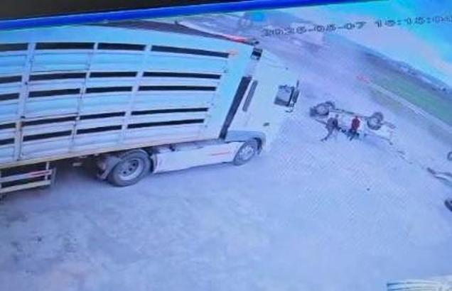 Bingöl'de otomobil ile kamyonetin çarpıştığı kaza kamerada: 7 yaralı (2)