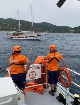 Bodrum'da su alan ve içerisinde 3 kişinin bulunduğu tekne kurtarıldı