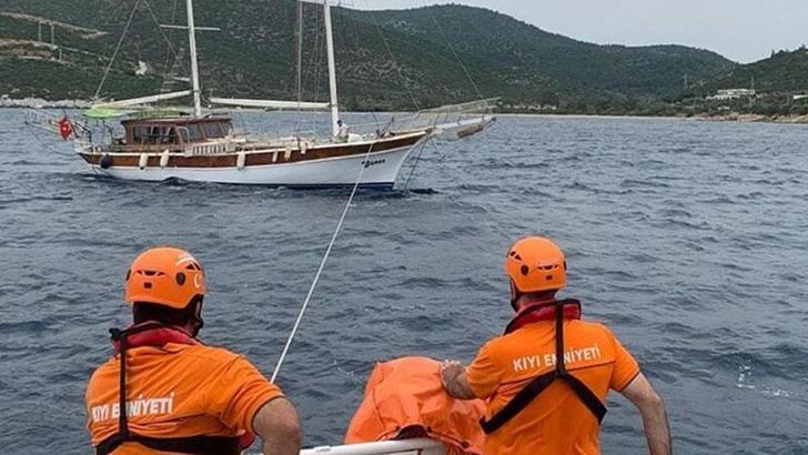 Bodrum'da su alan ve içerisinde 3 kişinin bulunduğu tekne kurtarıldı
