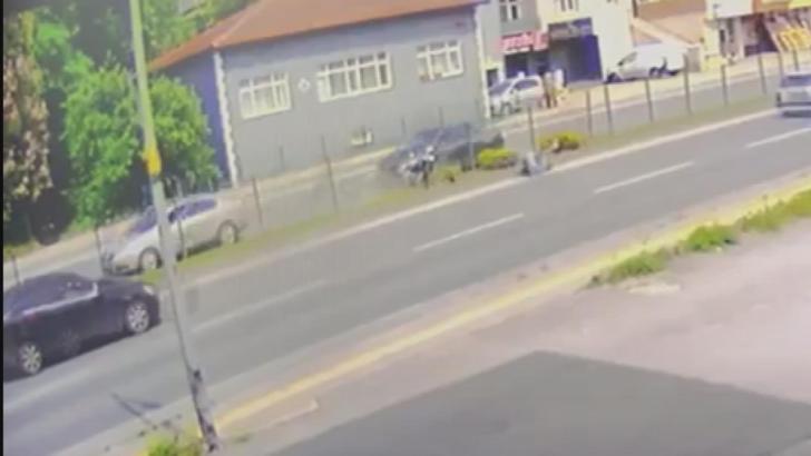 Motosiklet tellere çarpıp takla attı; kaza anı kamerada