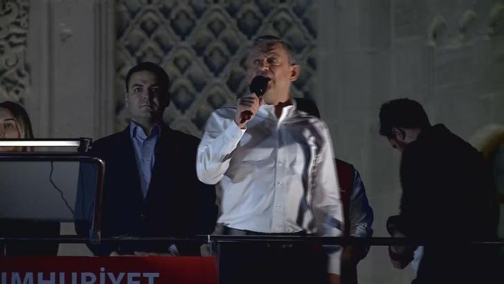 İstanbul - Özgür Özel, Beyazıt Meydanı'nda konuştu.