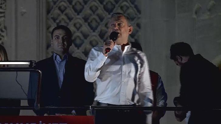 Özgür Özel, Beyazıt Meydanı'nda konuştu.