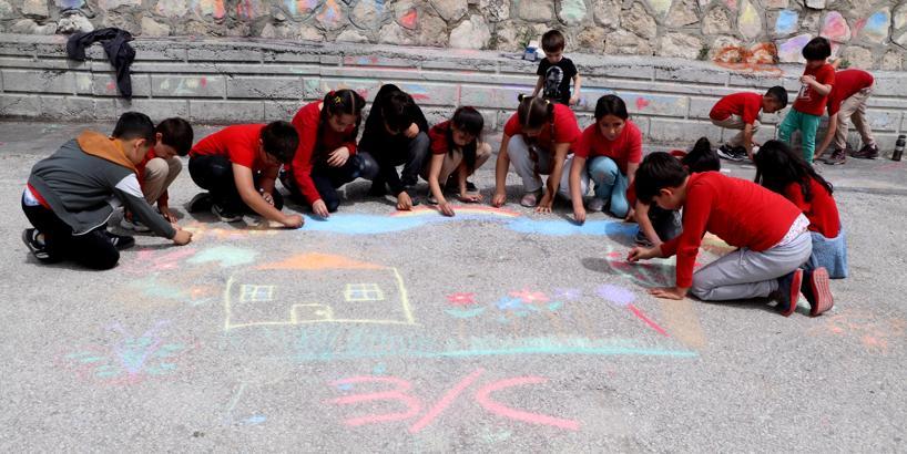 Çocuklar hem resim yaptı hem eğlendi