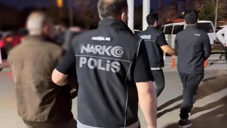 Havalimanında yakalanan 2 şüphelinin, 35 kapsül eroin yuttuğu belirlendi